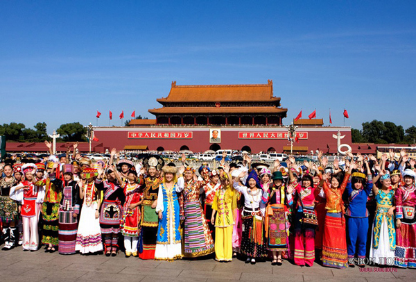 Представители разных национальностей на площади Тяньаньмэнь